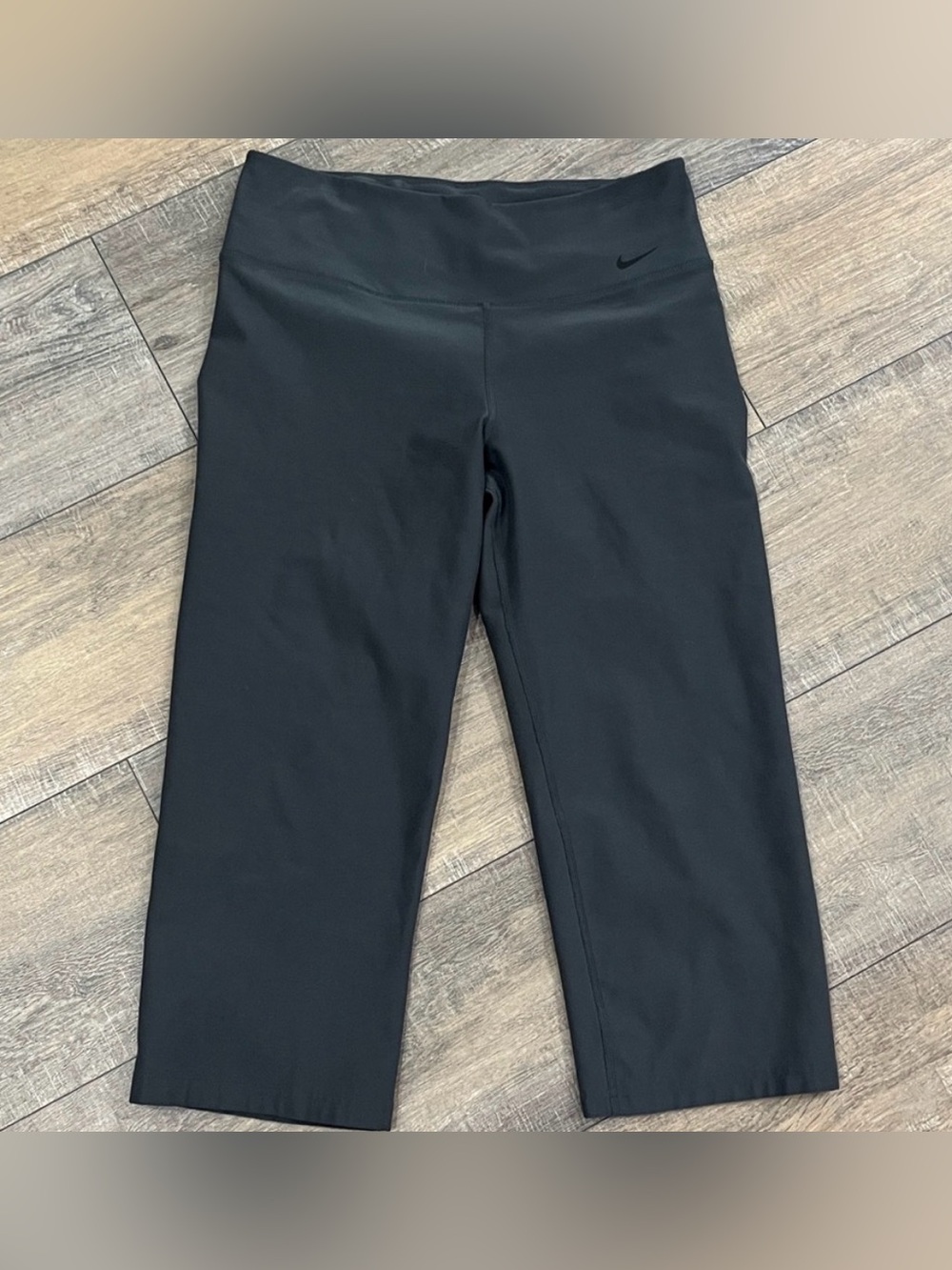 Nike women’s size Medium Activewear Capri Black Pants Medium